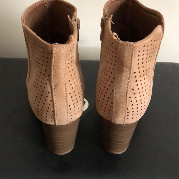 Caramel colored old navy heels - Picture 3 of 5